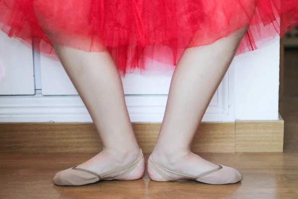 Menina praticando em sapatos de dedo do pé e tutu vermelho — Fotografia de Stock