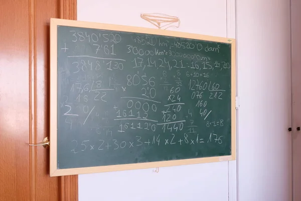 Krita svart tavla full av matematiska operationer — Stockfoto