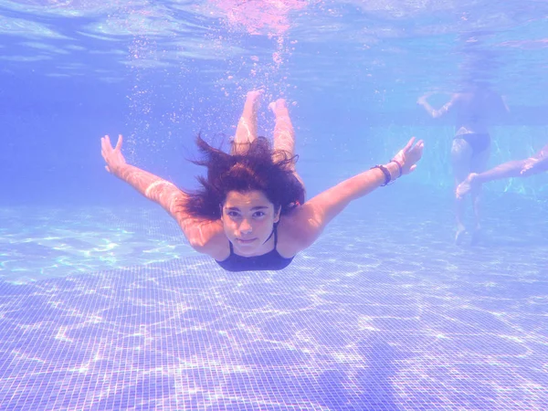 Adolescent plongeant dans la piscine — Photo