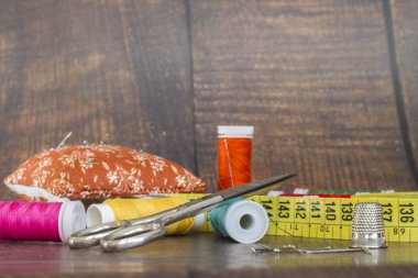 ahşap arka plan üzerinde dikiş araçları yakın