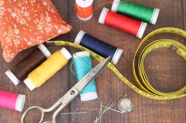 ahşap arka plan üzerinde dikiş araçları yakın