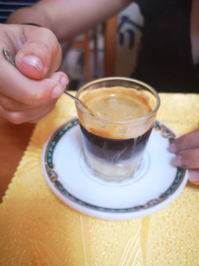 Bir tabak ve kaşık kahve