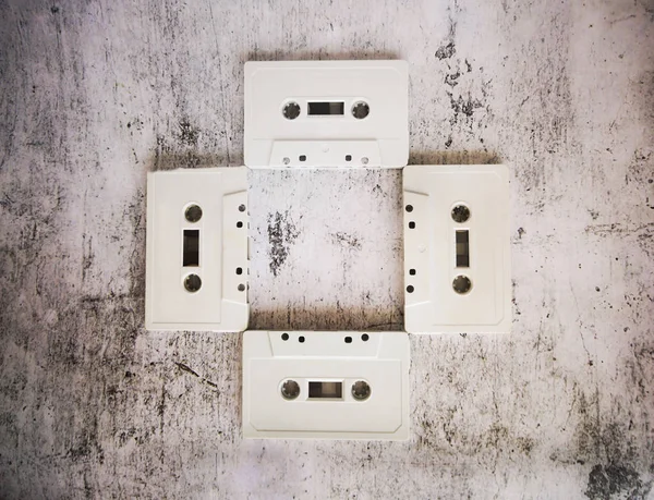 Белые кассеты на сером фоне — стоковое фото