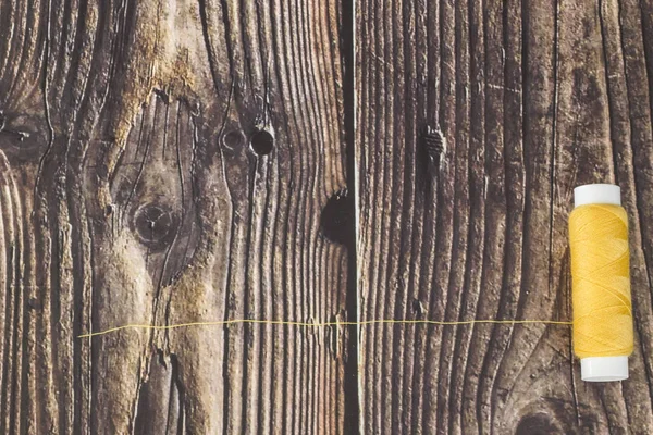 Закрыть швейный инструмент на деревянном фоне — стоковое фото