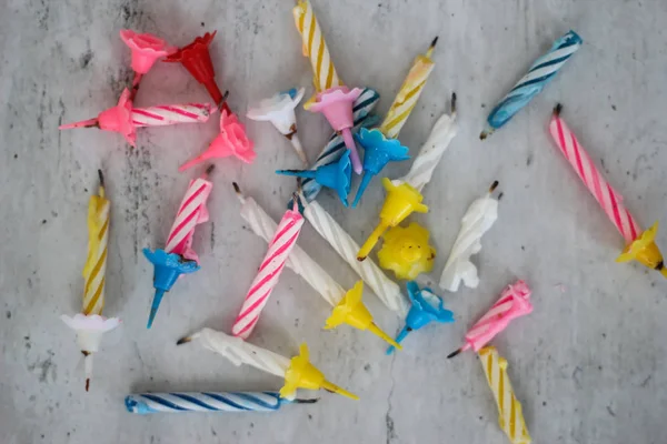 Velas de cumpleaños espiral colorido apagado aislado sobre un fondo gris — Foto de Stock