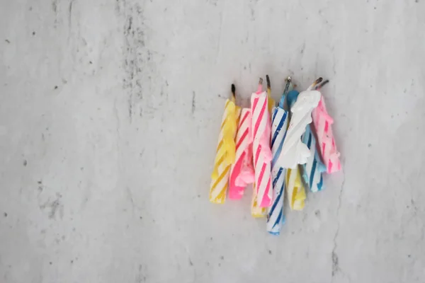 Красочные спиральные свечи на день рождения изолированы на сером фоне — стоковое фото