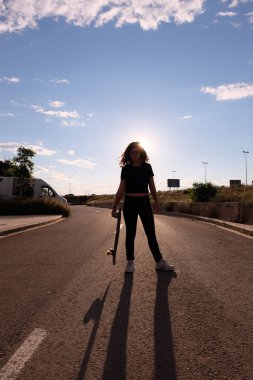 şehirde bir genç patenci kız portresi