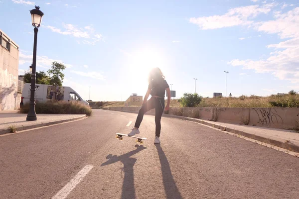 Retrato de uma adolescente skatista na cidade — Fotografia de Stock