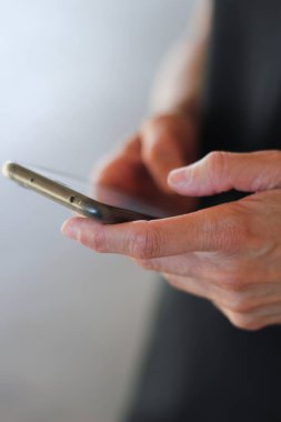 akıllı telefon arayan bir spor kadının elleri