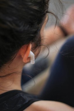 kulaklıklı bir gencin yakın çekim