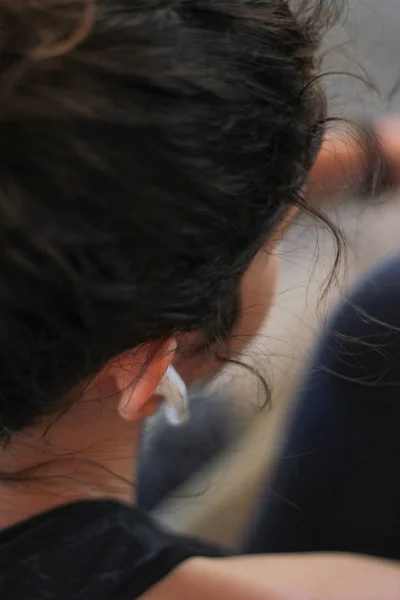 Close up de um adolescente com fones de ouvido — Fotografia de Stock