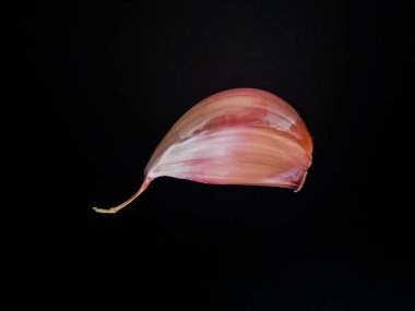 siyah arka planda yalnız bir sarımsak