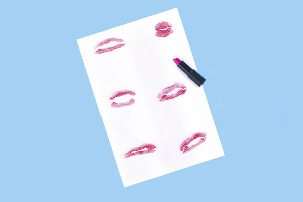 Ślady szminki na białej notatki — Zdjęcie stockowe