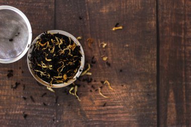 Infuser üzerinde çay otlar