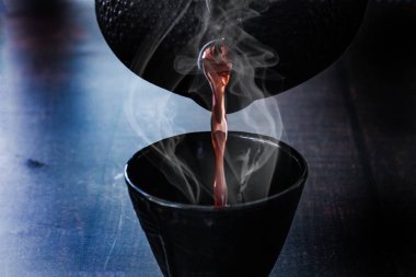 Bir çay bardağı bir çaydanlık çay dökme