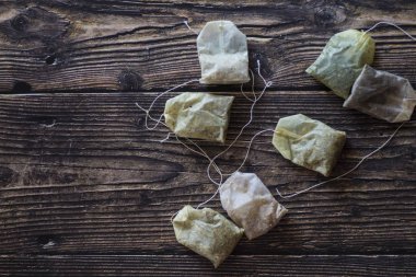 ahşap masa üzerinde kullanılan çay poşetleri