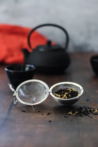 Hierbas del té en infusor — Foto de Stock