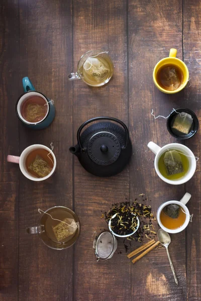 Vista superior de colorido grupo de tazas con diferentes teasith diferentes tés — Foto de Stock