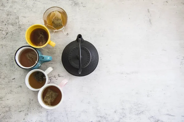 Vista superior del grupo colorido de tazas con diferentes tés sobre fondo blanco — Foto de Stock