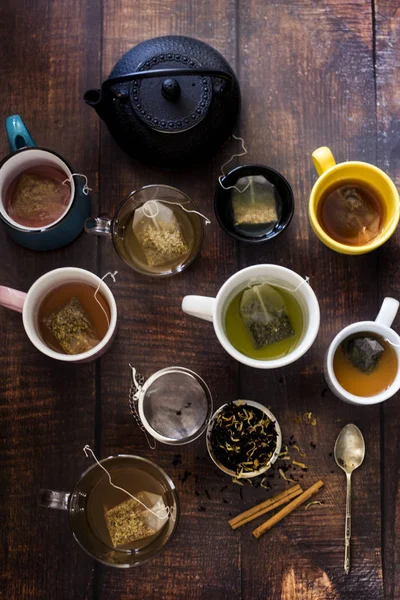 Vista superior del grupo colorido de tazas con diferentes tés — Foto de Stock