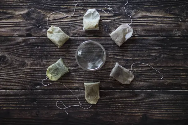 Bolsas de té usadas en mesa de madera — Foto de Stock