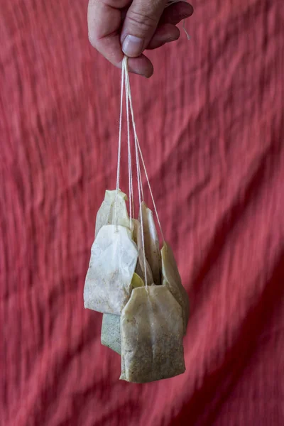 Bolsas de té usadas sobre fondo rojo — Foto de Stock