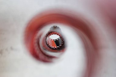 beyaz bir arka plan üzerinde 35 mm negatif tarafından oluşturulan spiral