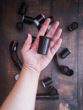 Film negatifleri ve film kutularını tutan kadın