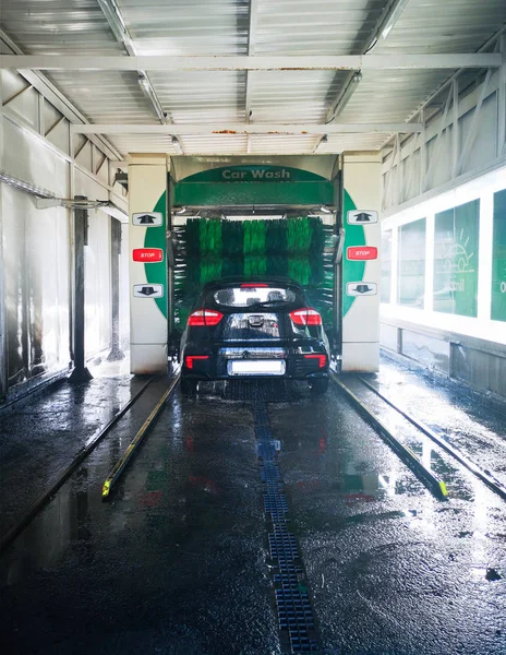Schwarzes Auto mit Rollen gewaschen — Stockfoto