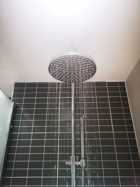 Ducha de lluvia en un baño blanco y negro — Foto de Stock
