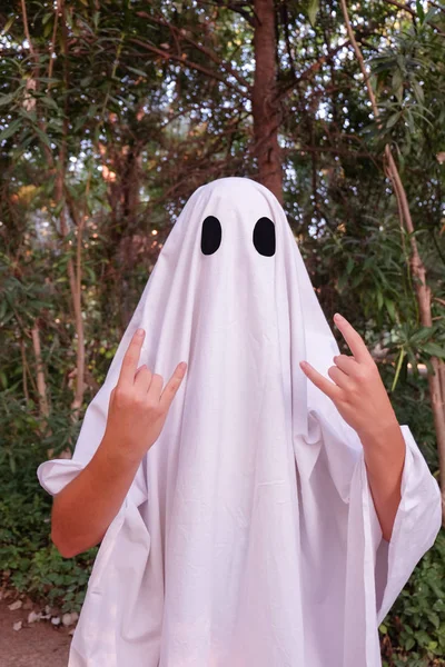 Menina vestida de fantasia fantasma com expressão engraçada — Fotografia de Stock
