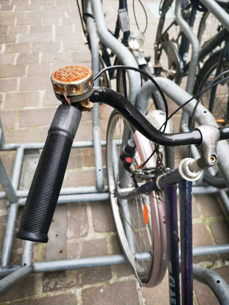 Guiador de bicicleta, bicicleta vintage estacionada em Ghent — Fotografia de Stock