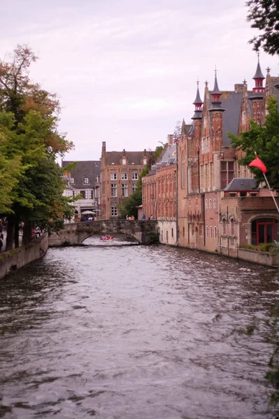 Traditional buildings around the canal in Bruges, Belgium — Stock Photo, Image