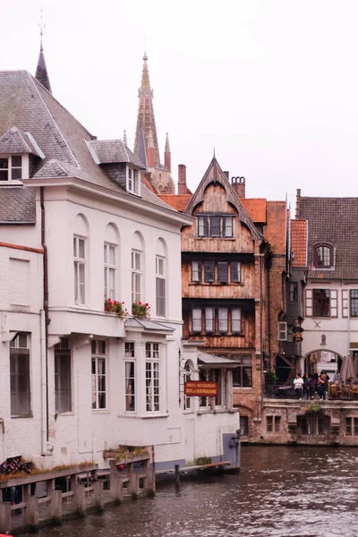 Typical buildings near the river in the city of Bruges,Belgium. — Stock Photo, Image