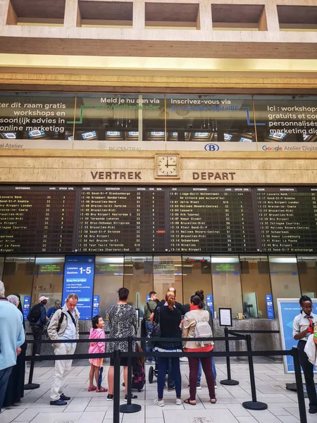 Brussel, België-18 augustus 2019. interieur van het treinstation met passagiers die tickets kopen en wachten op. — Stockfoto