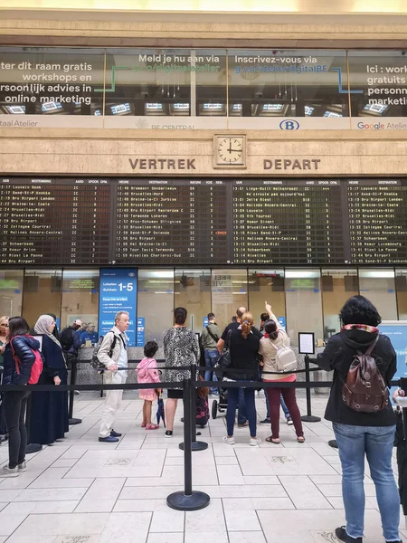 Brussel, België-18 augustus 2019. interieur van het treinstation met passagiers die tickets kopen en wachten op. — Stockfoto