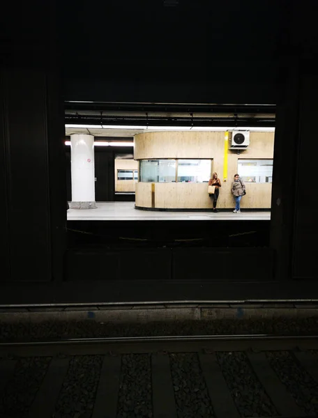 Bruxelas, Bélgica - 18 de Agosto de 2019.Passageiros à espera na plataforma para a chegada do comboio à estação central de Bruxelas . — Fotografia de Stock