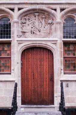 Gent, Belçika şehrinde tipik cephede ahşap kapı