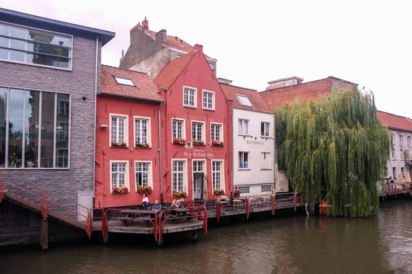 Ghent, Belgium- August 16, 2019. Typical houses near the river in Ghent — Stock Photo, Image