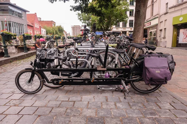 Ghent, Belgium- August 16, 2019. Bicycles parking in front of typical buildings in Ghent — Stock Photo, Image