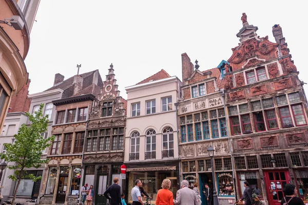 Ghent, Belgium-augusztus 16, 2019. Tipikus homlokzatok Genti utcáin — Stock Fotó