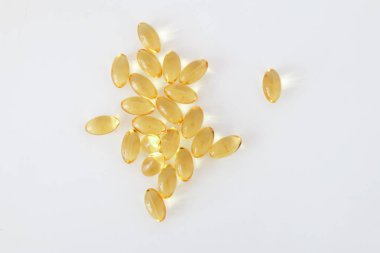 Sarı haplar, omega 3, beyaz arka planda