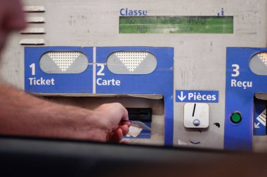 Fransız yolunda kartla geçiş ücreti ödeyen adam.