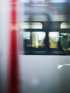 Tren platformda hızla ilerliyor.