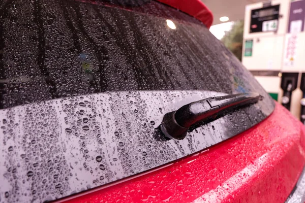 Día lluvioso, vista cercana de una ventana trasera del coche — Foto de Stock