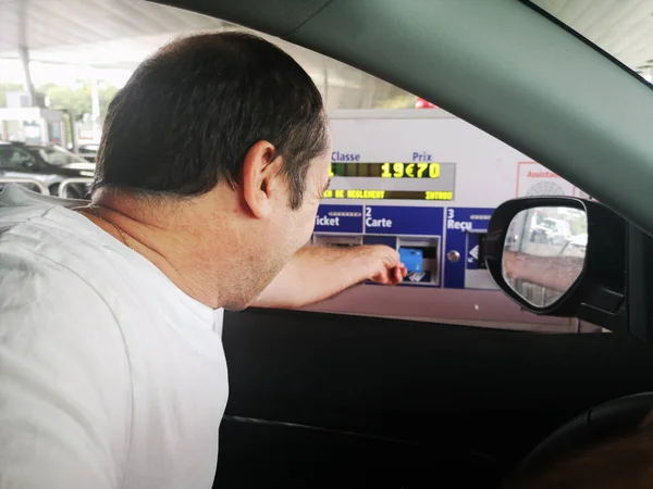 Muž platí mýtné na francouzské silnici s kartou — Stock fotografie