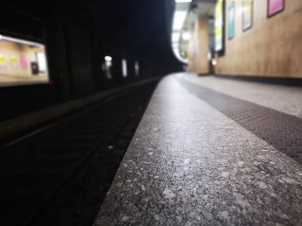 Fermata del tram alla stazione della metropolitana — Foto Stock