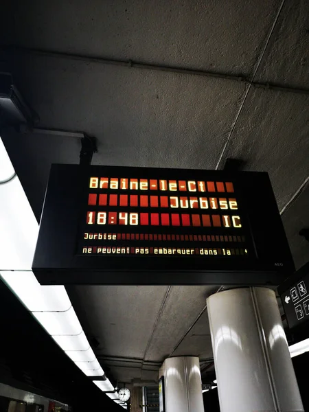 Pannello informativo di arrivo tram illuminato in una stazione della metropolitana — Foto Stock