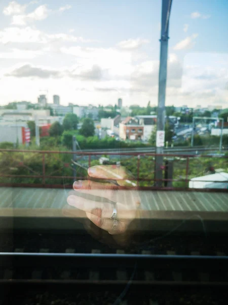 열차 창문에서 바라본 반사 모습 — 스톡 사진