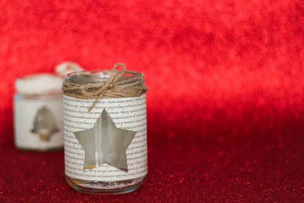 Tarro de vela para decoración sobre fondo rojo —  Fotos de Stock